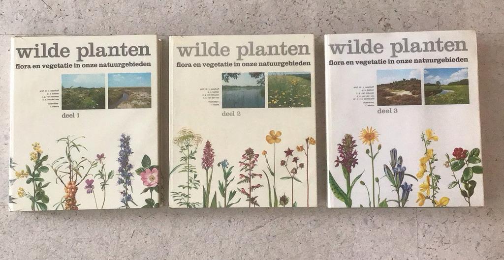 Wilde planten in drie dikke delen van Natuurmonumenten, Boeken, Ophalen of Verzenden, Gelezen, Bloemen, Planten en Bomen