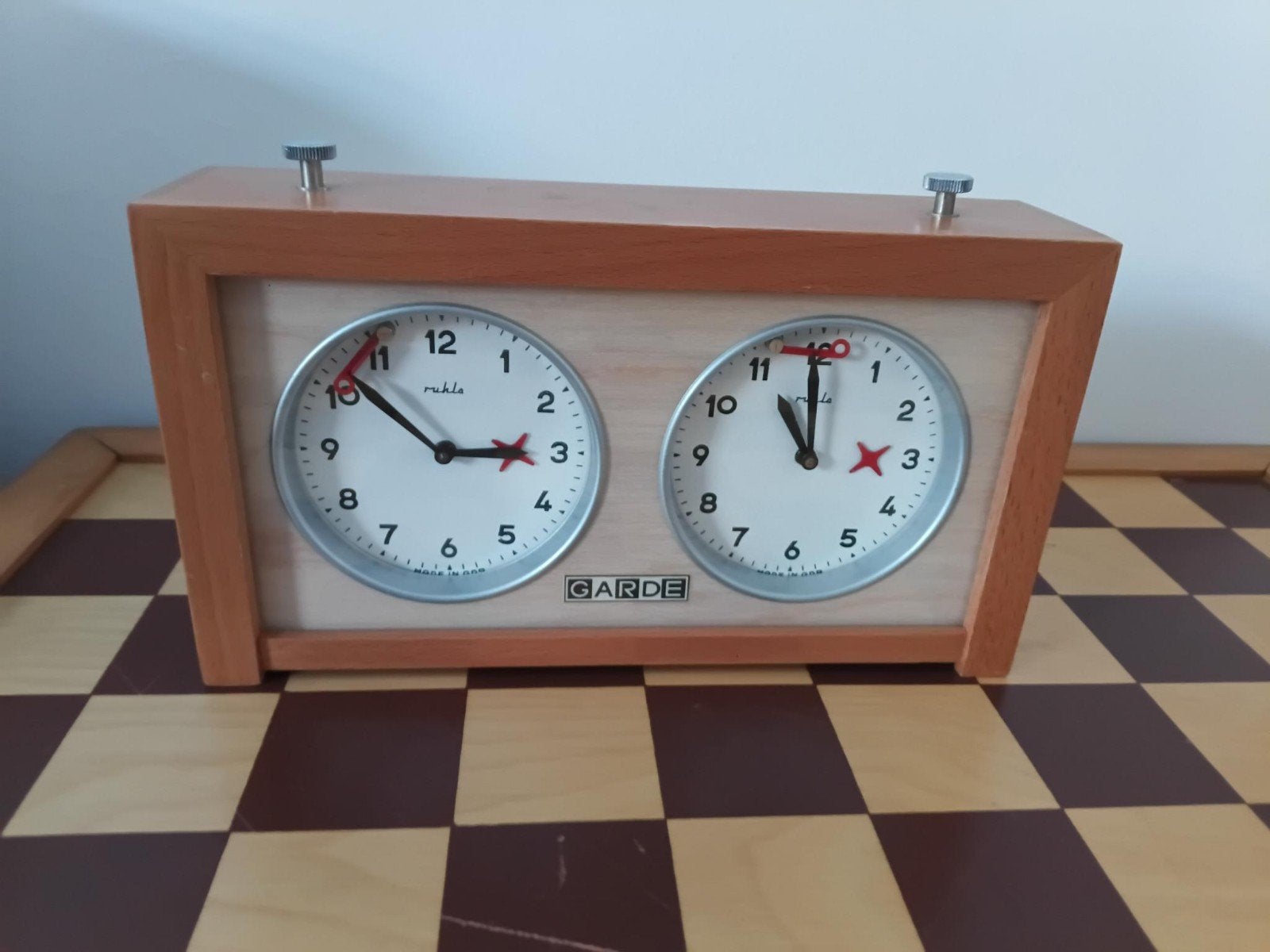 Te Koop, 5 Vintage Garde schaak-klokken - Houten behuizing, Antiek en Kunst, Verzenden