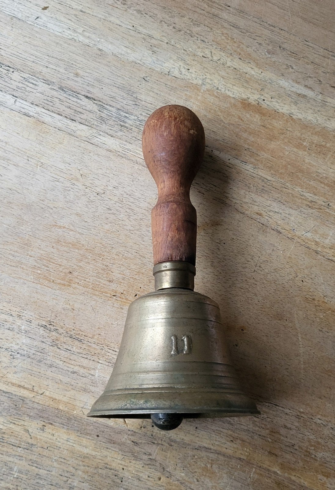 Oude koperen handbel / schoolbel nr. 11 met houten handvat, Ophalen of Verzenden