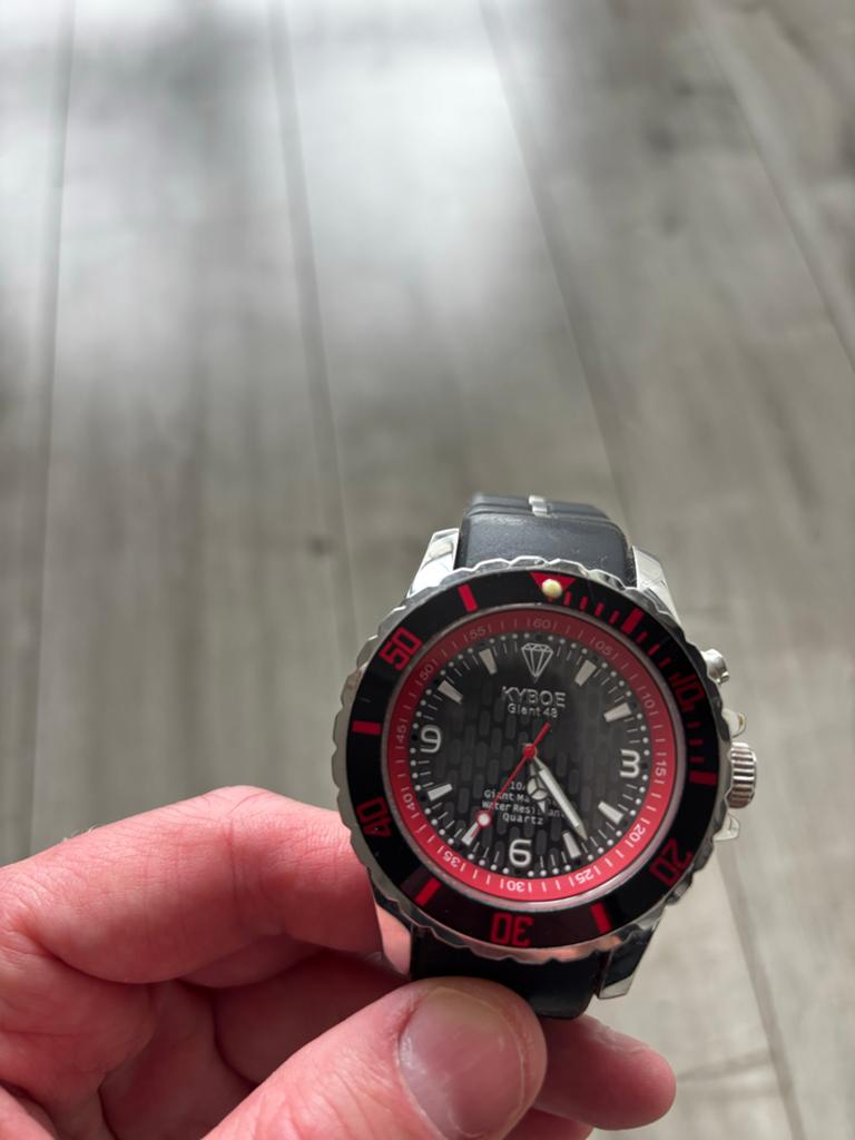 Te koop: Kyboe Giant 48 Horloge - zwart met rood (zgan), Sieraden, Tassen en Uiterlijk, Horloges | Heren, Overige merken, Staal