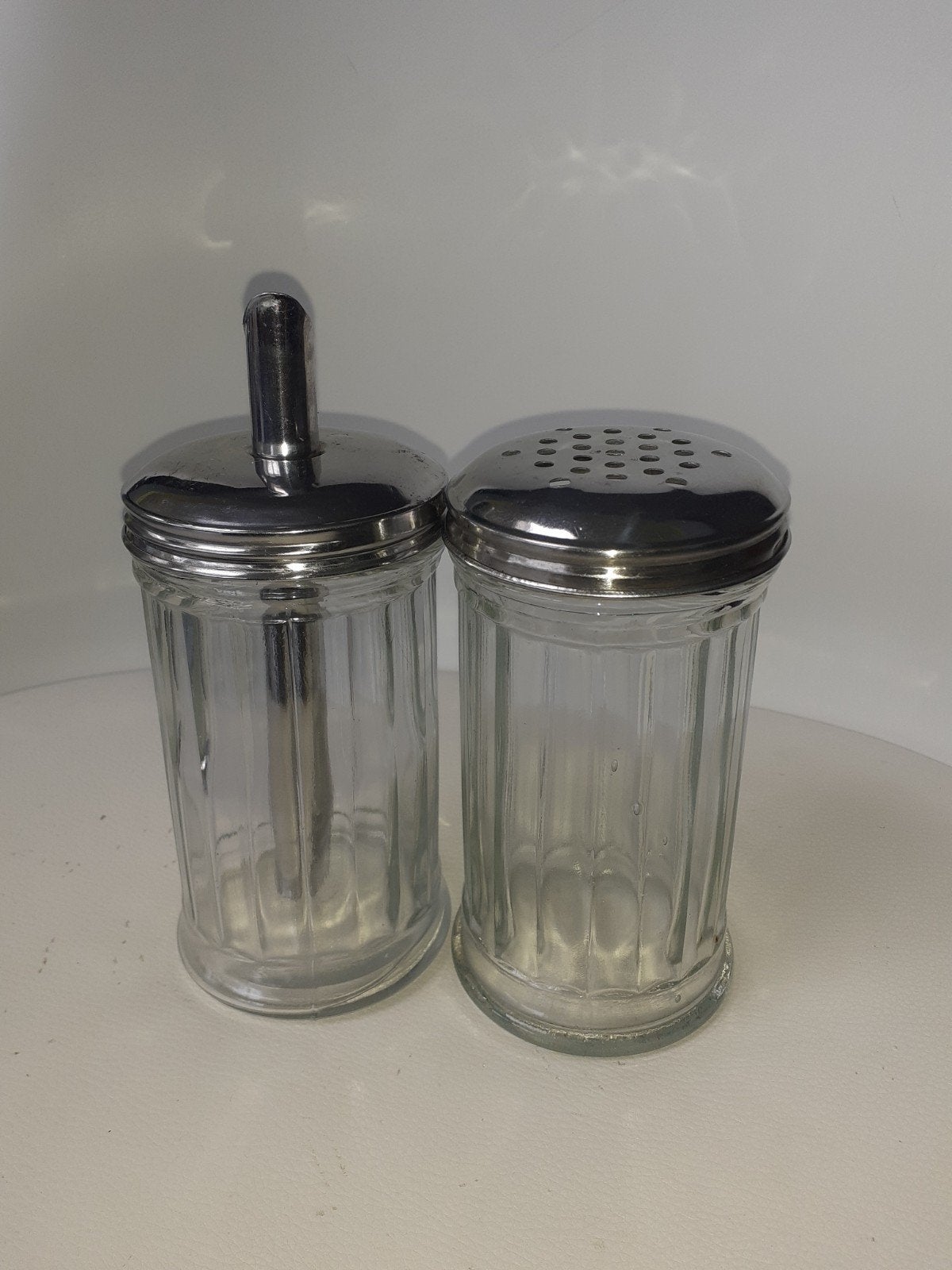 2 suikerstrooiers van glas en metaal, Overige typen, Ophalen of Verzenden, Zo goed als nieuw, Glas