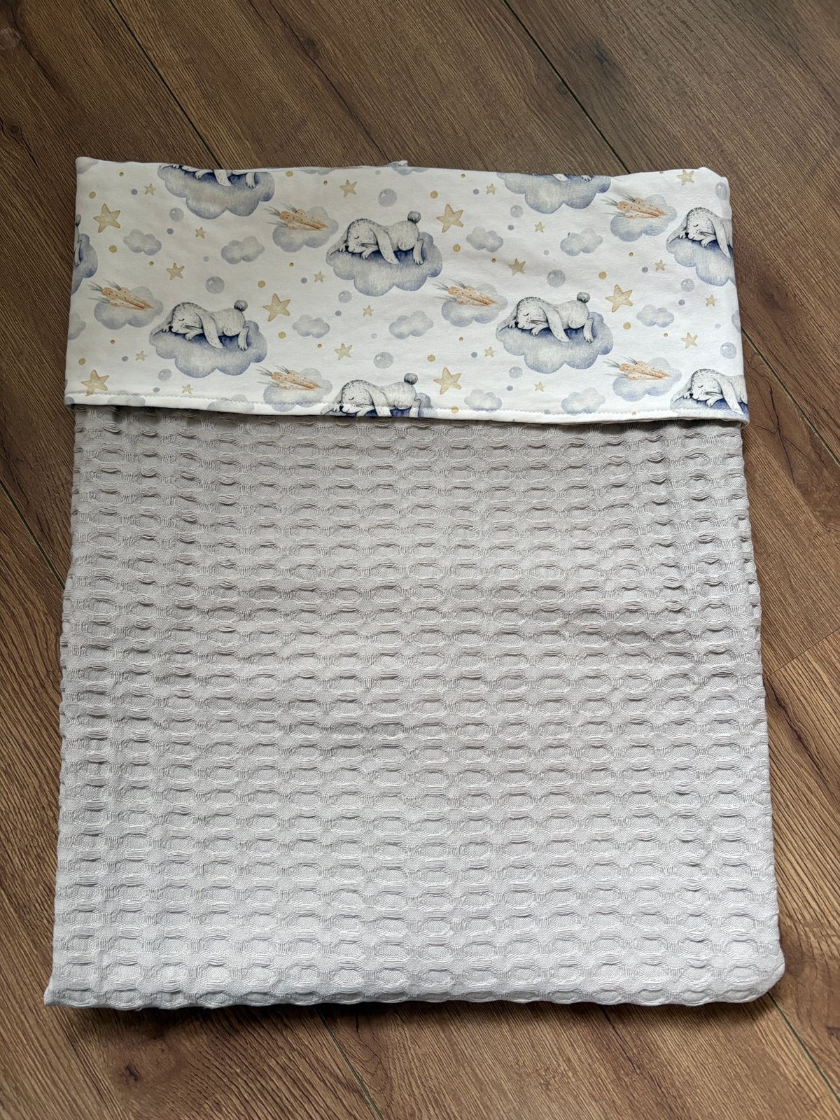 Nieuw Wiegdekentje met konijnen motirf, Ophalen of Verzenden, Nieuw, Handgemaakt, Deken