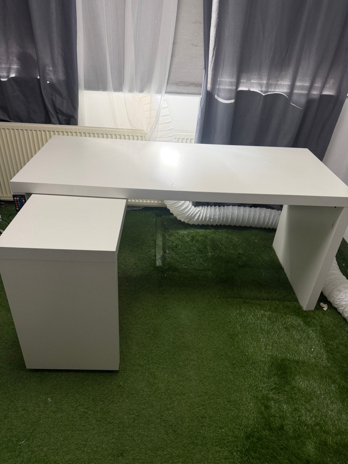 Witte bureau met zijpaneel – modern en netjes, Huis en Inrichting, Ophalen, Zo goed als nieuw