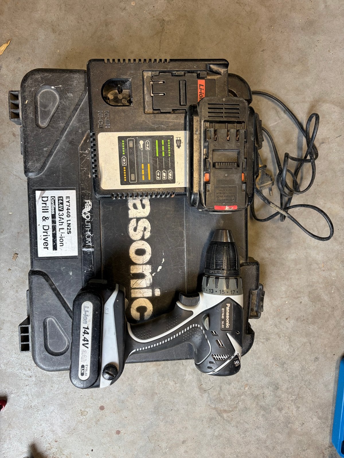 Panasonic Accuboormachine EY7440 14.4V met lader en koffer, Gebruikt, Variabele snelheid, Ophalen of Verzenden, Boor- en Schroefmachine