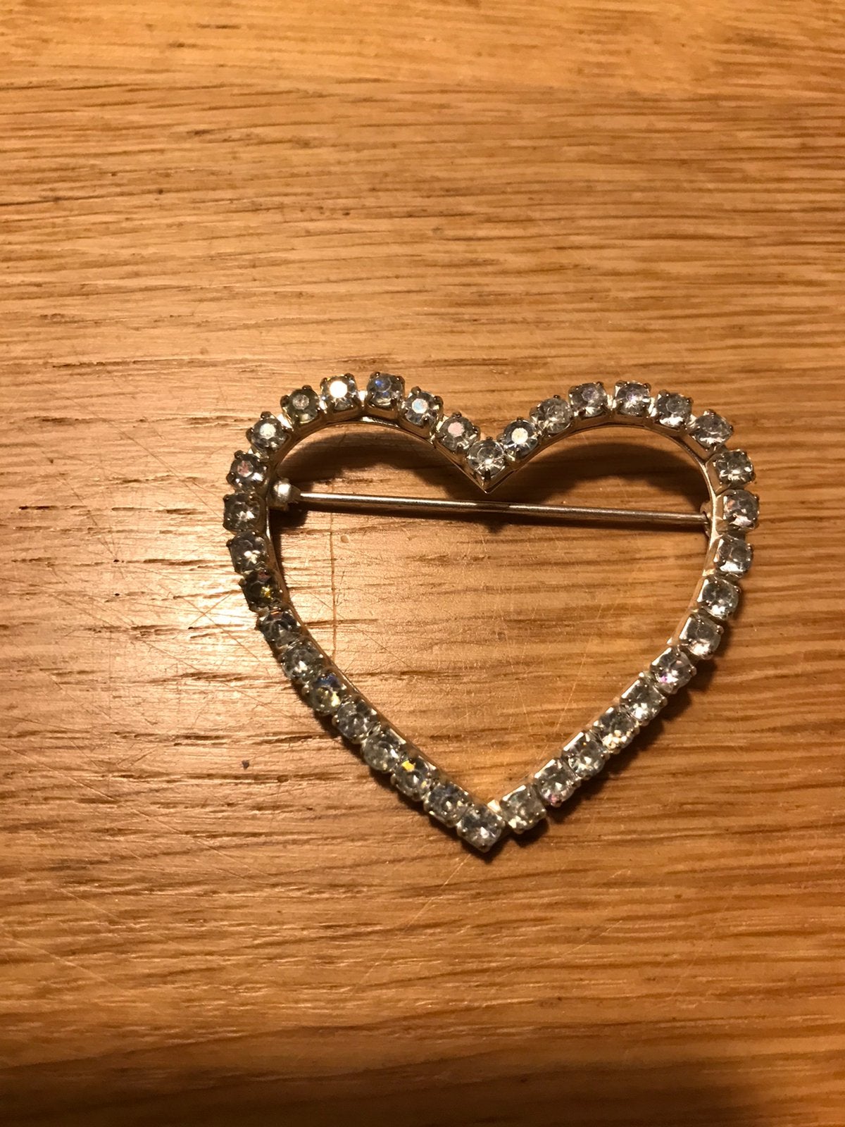 Zilverkleurige broche hart, Ophalen of Verzenden, Gebruikt, Overige materialen