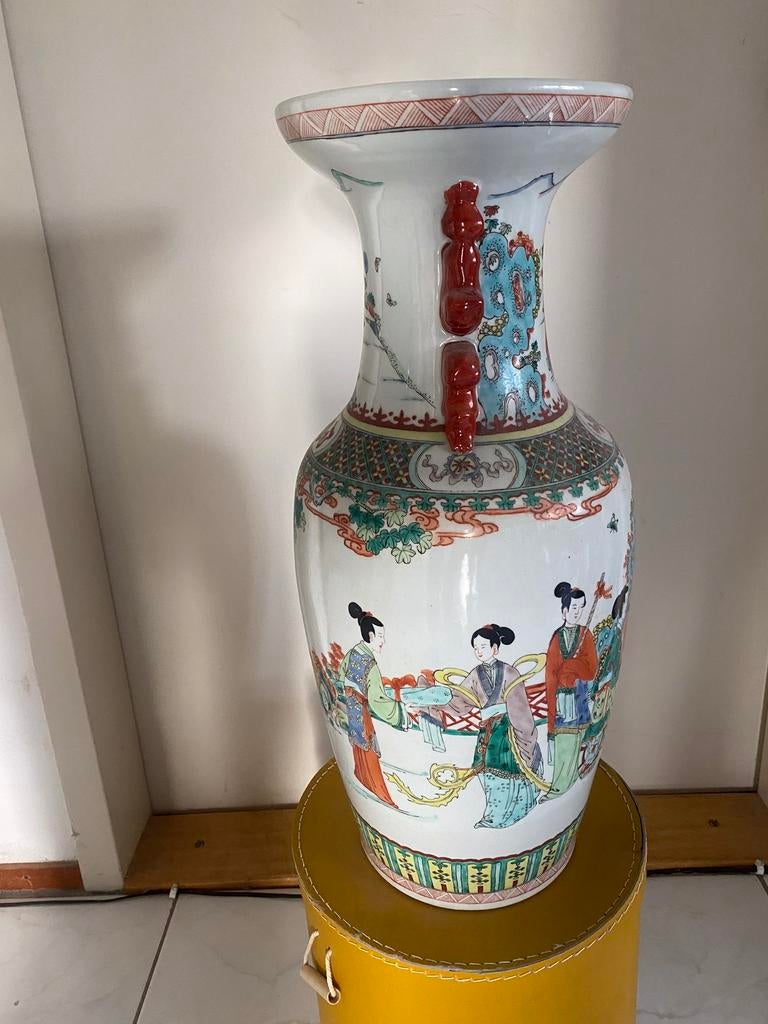 Chinese porseleinen  grote vaas op hout voetstuk, Antiek en Kunst, Ophalen of Verzenden