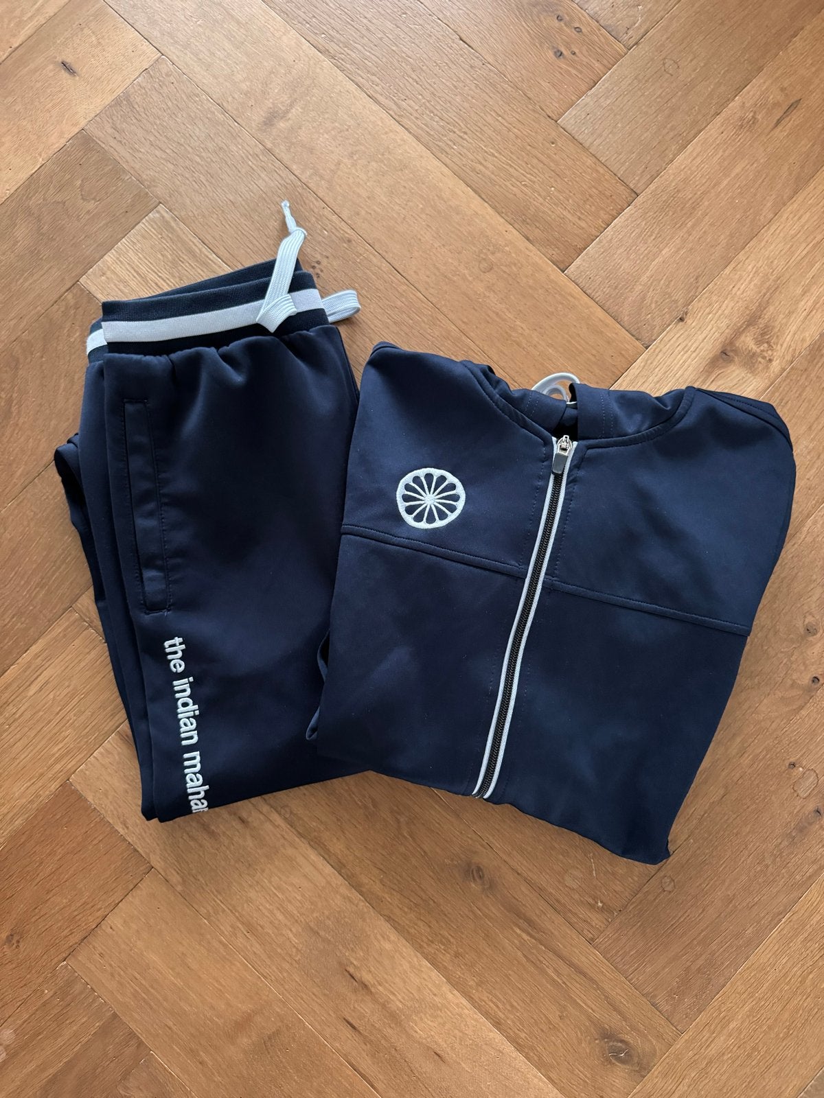 The Indian Maharadja trainingspak donkerblauw maat 176, Ophalen of Verzenden, Zo goed als nieuw