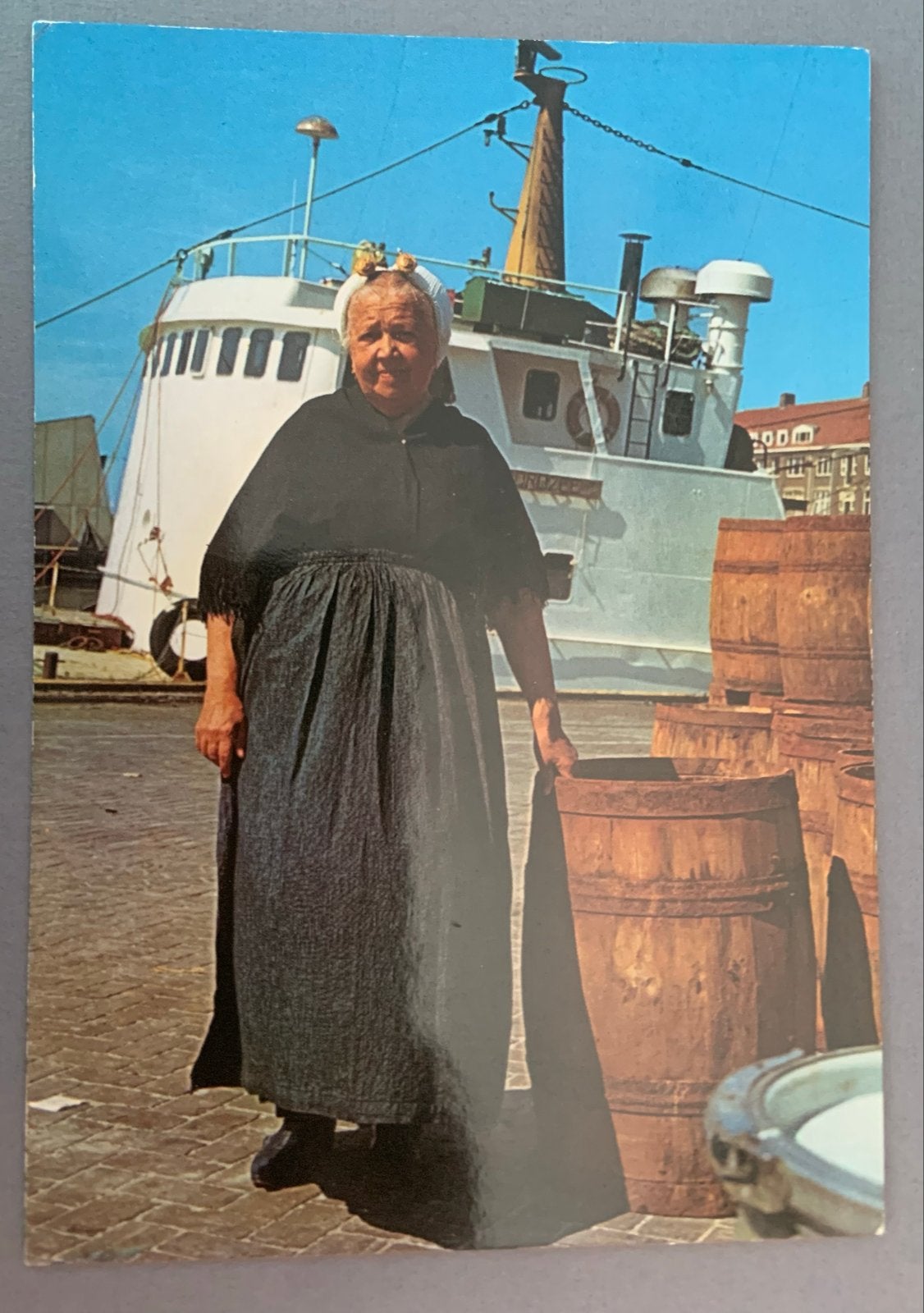 Scheveningen Klederdracht Vrouw Haven Schip, Ophalen of Verzenden, 1960 tot 1980, Ongelopen, Zuid-Holland