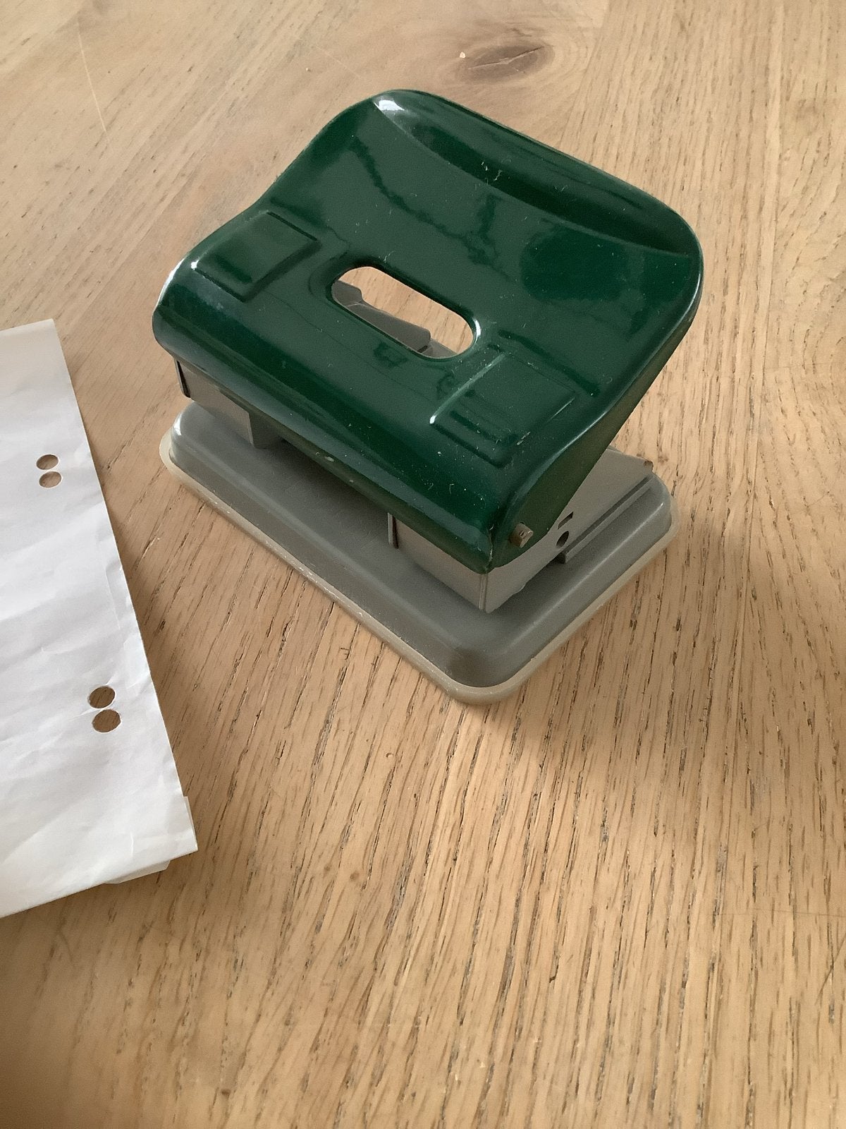 Vintage groene metalen Perforator, Antiek en Kunst, Ophalen of Verzenden