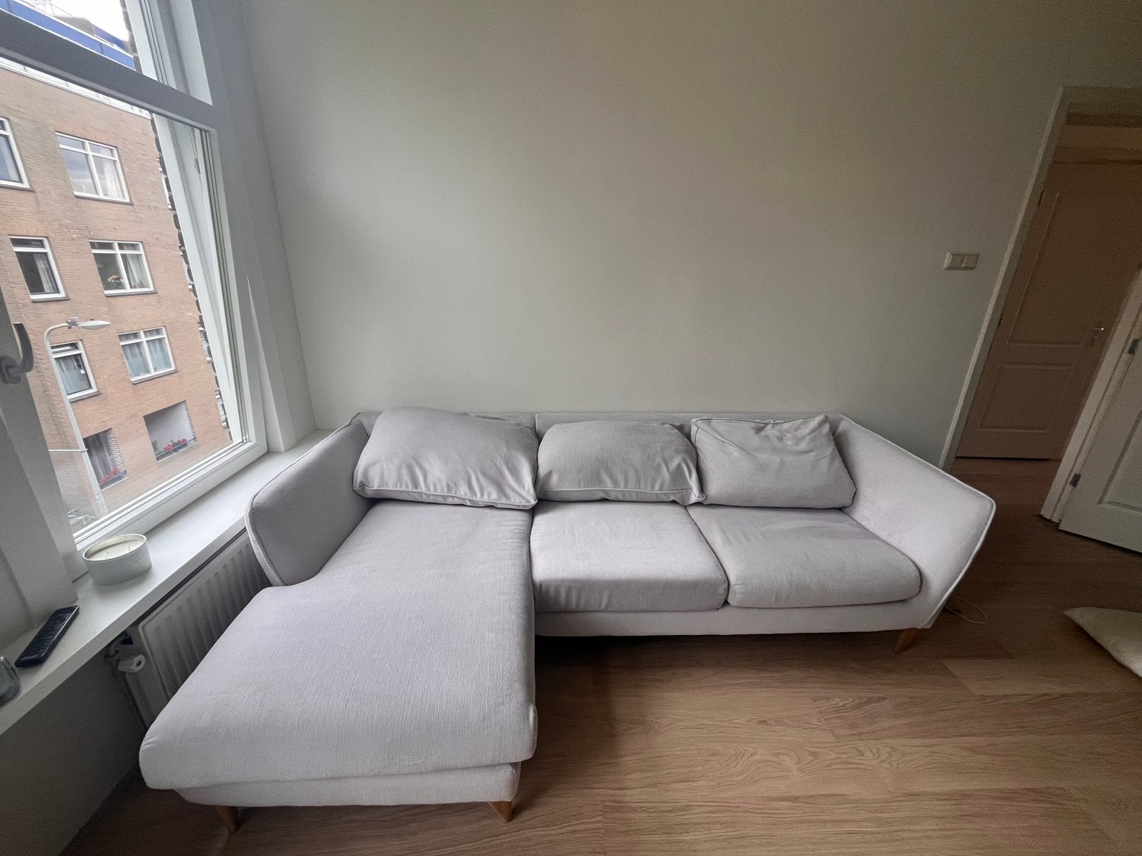 Foto 3 van Beige/witte stoffen hoekbank 4-zits