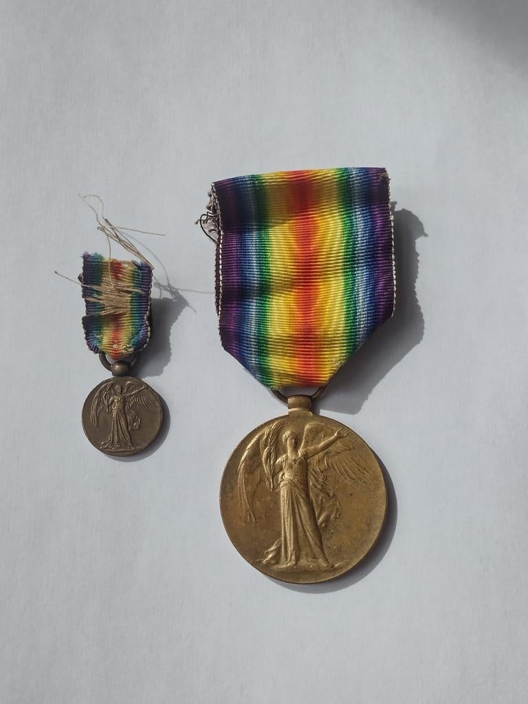 R Verenigd Koninkrijk medaille victory medal WO1 + miniatuur, Ophalen of Verzenden, Landmacht, Lintje, Medaille of Wings