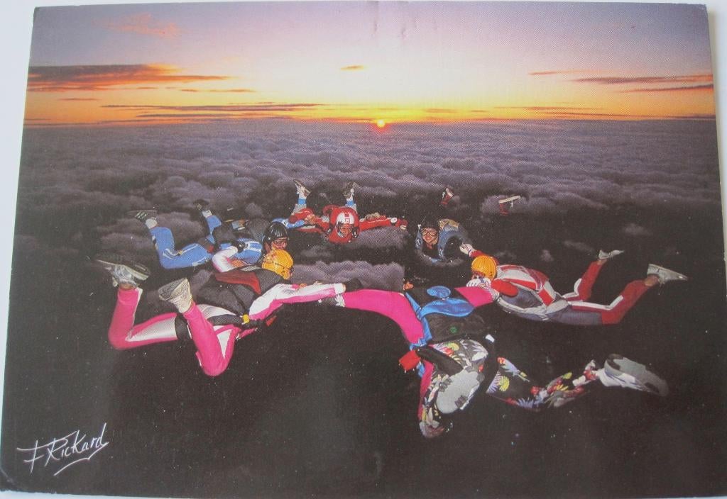 Parachutisten boven de wolken - foto van F. Rickard, Ophalen of Verzenden, 1980 tot heden, Gelopen, Overige thema's