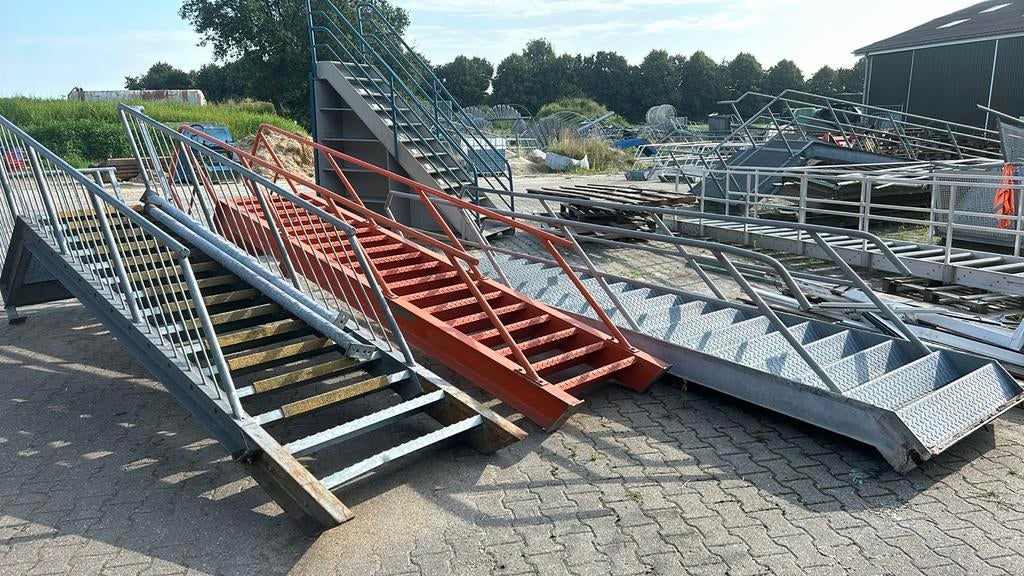 Doorlopend trap metalen trap staal brandtrap circulair snel, Doe-het-zelf en Verbouw, Ophalen of Verzenden, Zo goed als nieuw