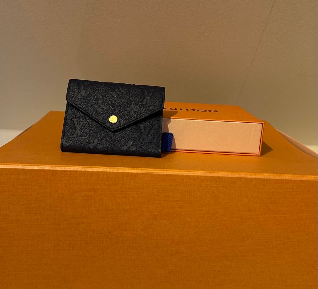 Louis Vuitton Victorine wallet navy, Ophalen of Verzenden, Zo goed als nieuw, Blauw, Overige merken