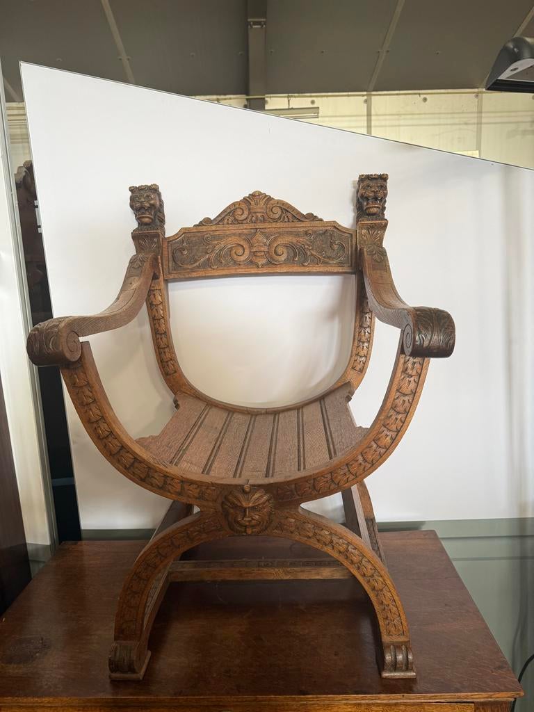 Antieke houten dagobert stoel met snijwerk, Ophalen of Verzenden