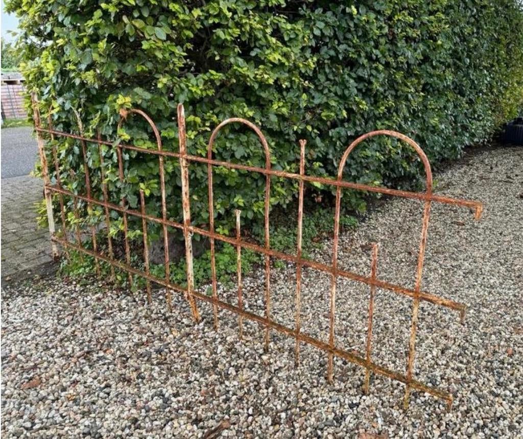 Oud hekwerk, vuilwit/roest brocante, Ophalen