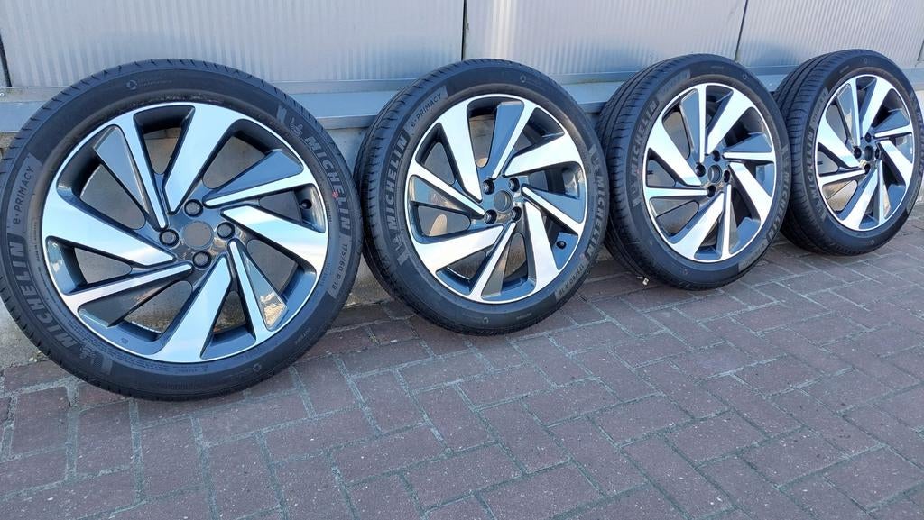 NIEUWE Aygo X bi-color velgen 175/60/18 Michelin zomerbanden, Auto-onderdelen, Banden en Velgen, Ophalen, 18 inch, 175 mm, Banden en Velgen
