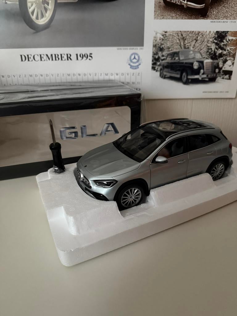Mercedes GLA iridiumzilver 1/18 Z-Models nieuw in doos!, Hobby en Vrije tijd, Ophalen of Verzenden, Zo goed als nieuw