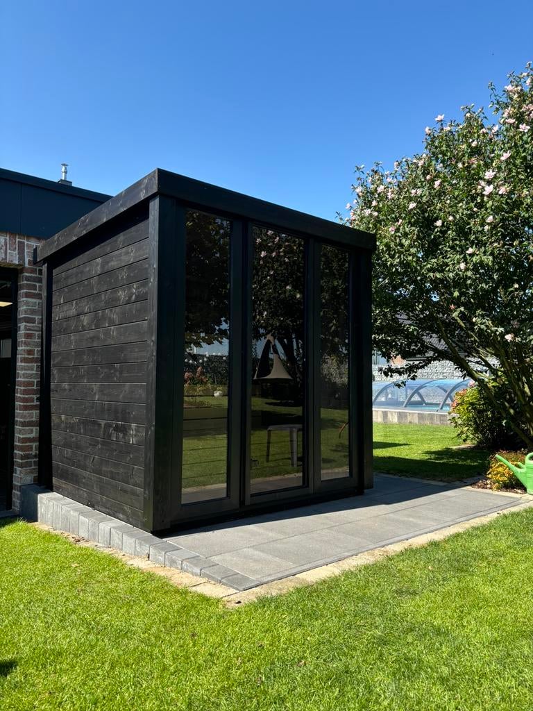 Thermowood Panorama buitensauna black edition. Buiten sauna