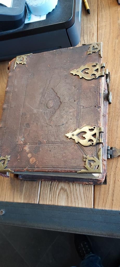 Zeer oude bijbel met koper beslag, Antiek en Kunst, Antiek | Boeken en Bijbels, Ophalen