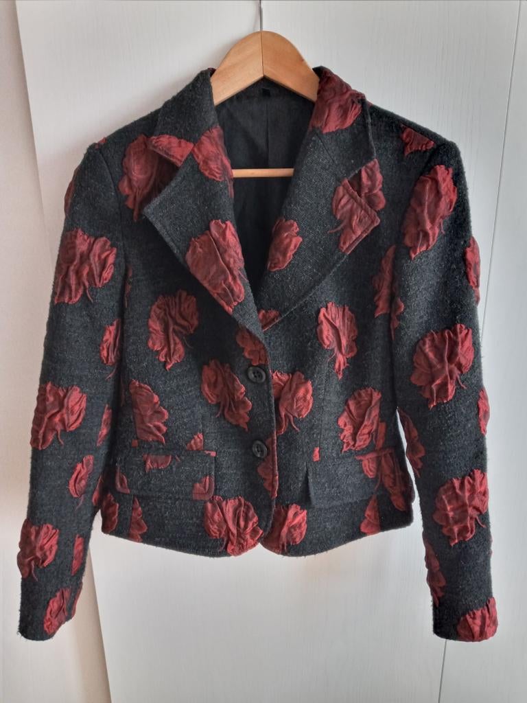 M prachtig colbert zwart en apart opstaande rode rozen feest, Kleding | Dames, Maat 38/40 (M), Zwart, Ophalen of Verzenden, Zo goed als nieuw