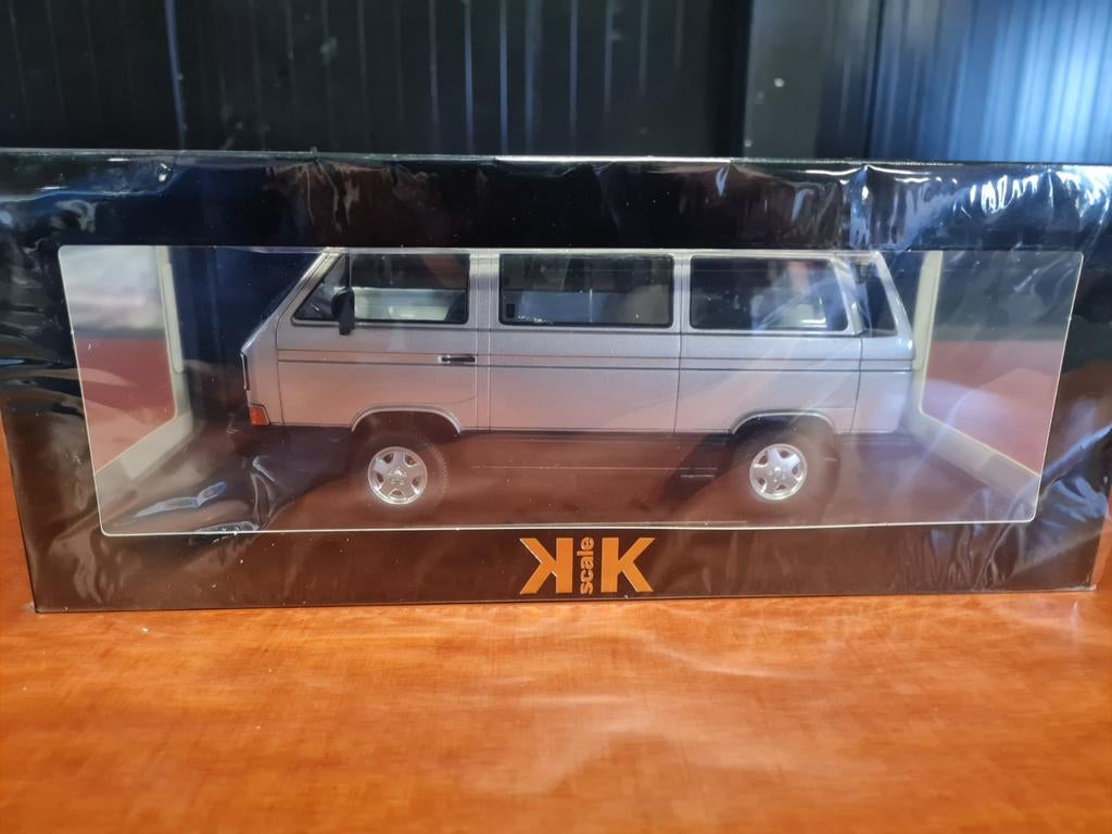 VW T3 Magnum 1987 licht grijs metallic
1:18 ( KK Scale), Hobby en Vrije tijd, Modelauto's | 1:18, Nieuw, Auto, Overige merken