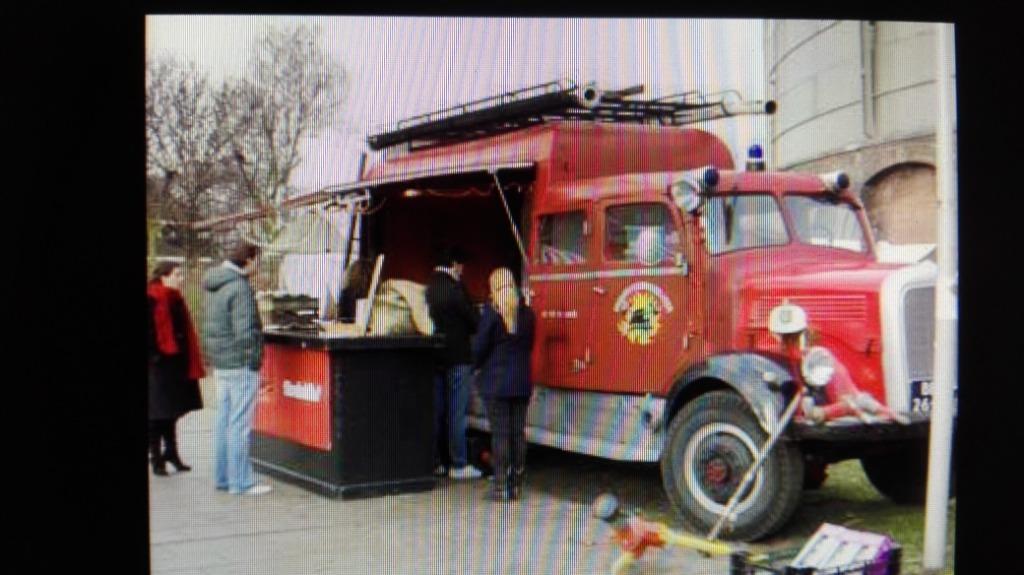 Foto 22 van foodtruck DJ-boot schoolbus te huur