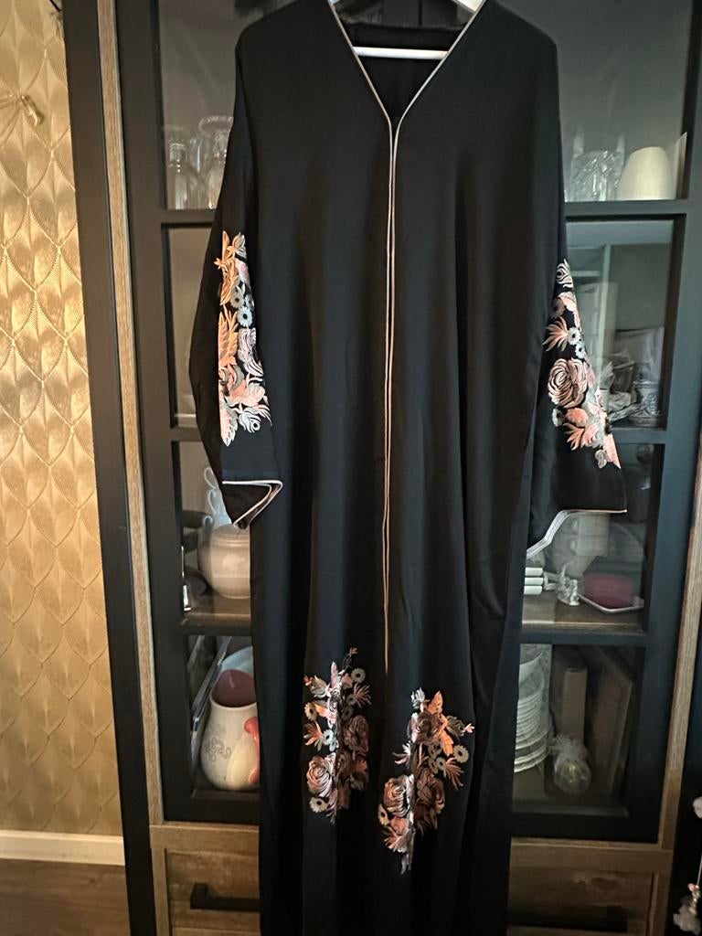 Elegante Abaya met borduursel, Zwart, Maat 42/44 (L), Ophalen of Verzenden, Zo goed als nieuw