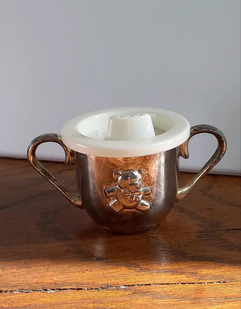 Geboortebeker verzilverd met beertje., Antiek en Kunst, Ophalen of Verzenden