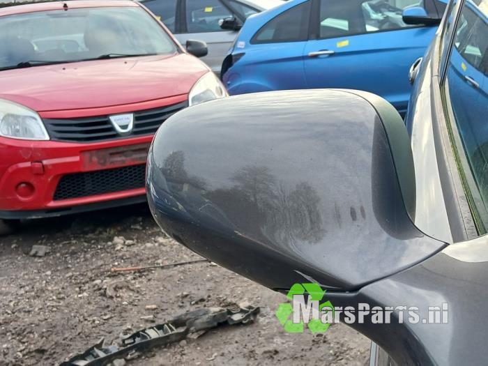 Buitenspiegel rechts van een Saab 9-5