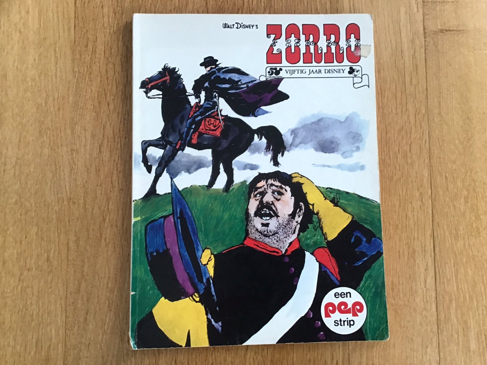 Zorro 50 jaar Disney, veel in boek gelezen, Eén stripboek, Ophalen of Verzenden, Gelezen