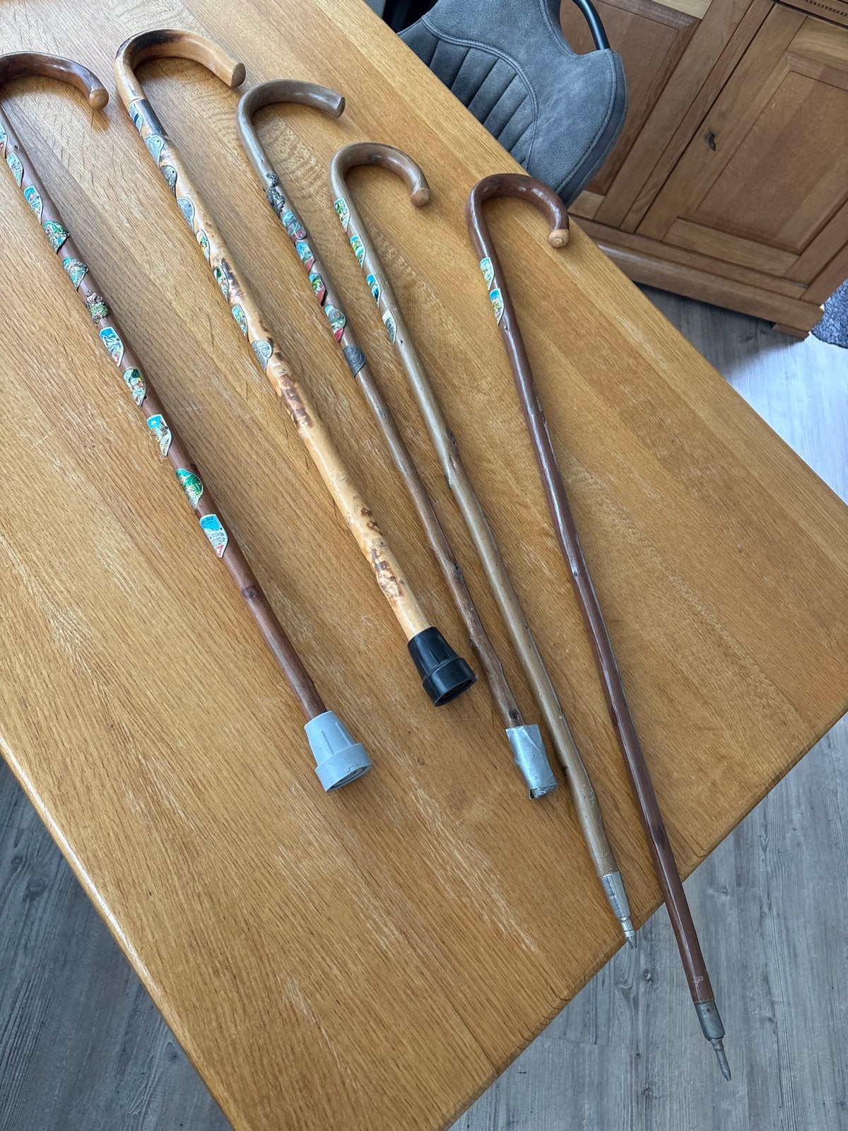 5 wandelstokken met veel emblemen erop, Diversen, Wandelstokken, Ophalen of Verzenden, Gebruikt