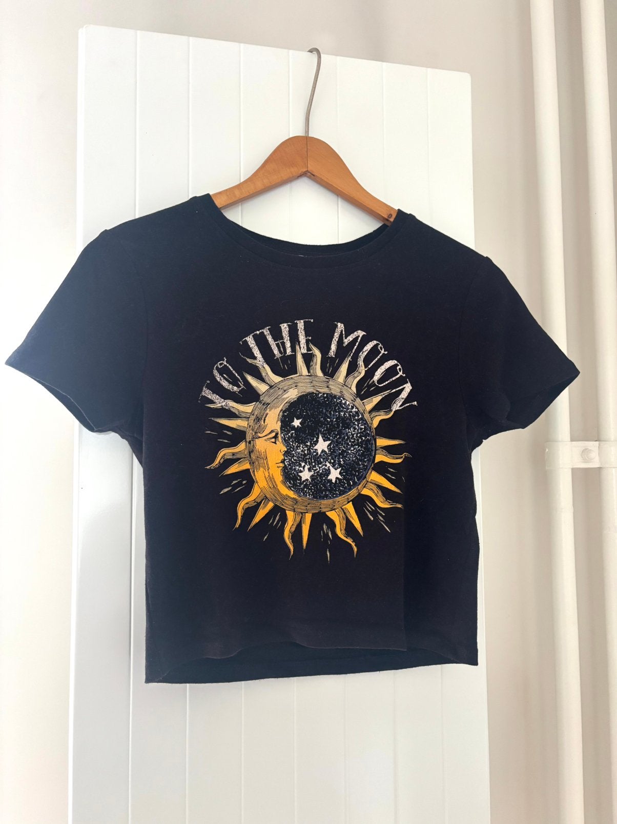 Zwart crop top T-shirt zon maan print ‘to the moon’ maat M, Kleding | Dames, Ophalen of Verzenden, Zo goed als nieuw, Maat 38/40 (M)