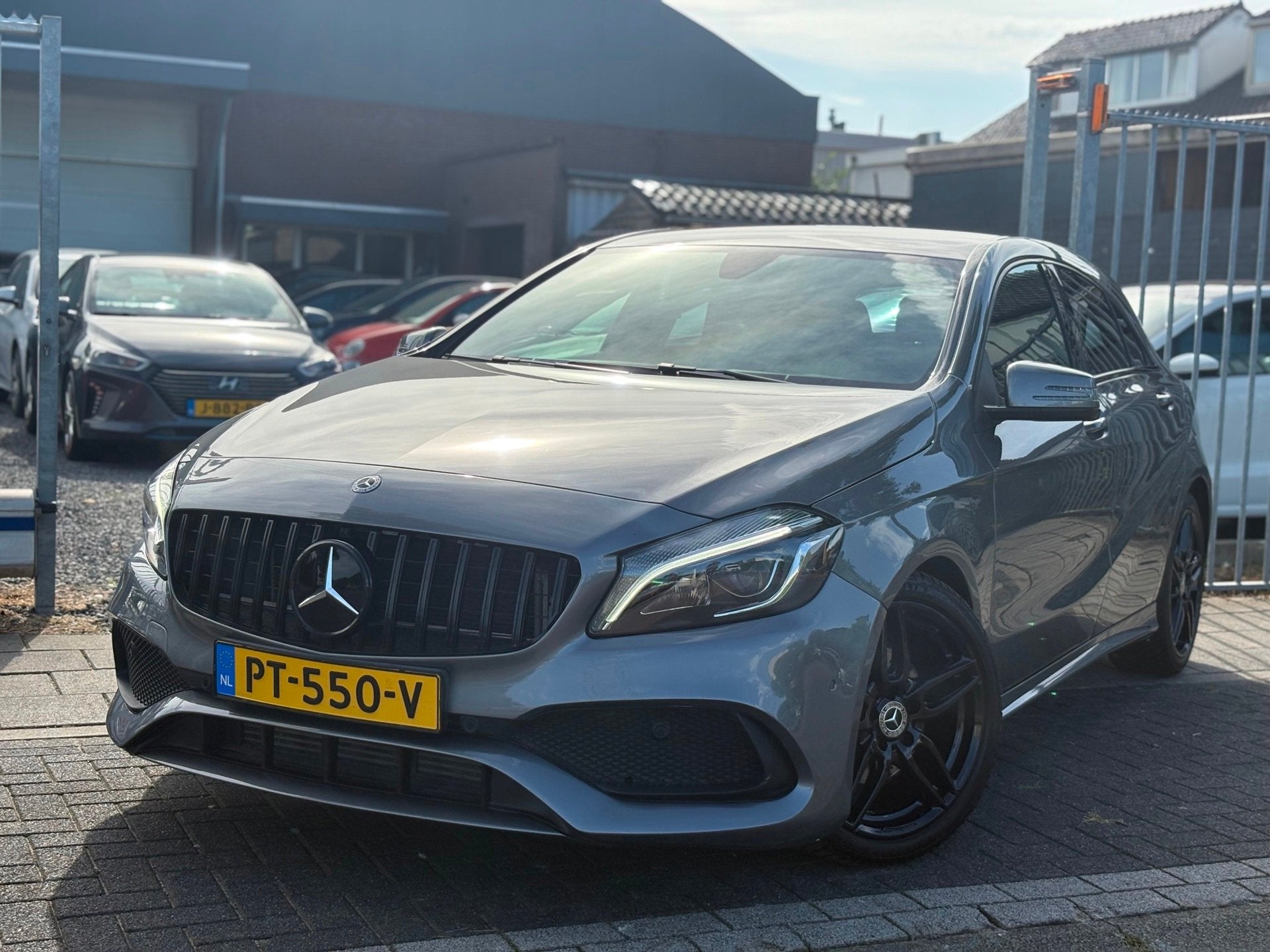 Mercedes-Benz A-klasse 180 Sport Edition | AMG Line | 18”, Auto's, Mercedes-Benz, Gebruikt, 122 pk, 19 km/l, Zilver of Grijs