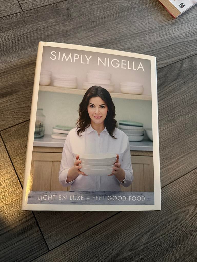 Simply Nigella - Licht en Luxe - Feel Good Food, Boeken, Hoofdgerechten, Ophalen of Verzenden, Zo goed als nieuw, Gezond koken