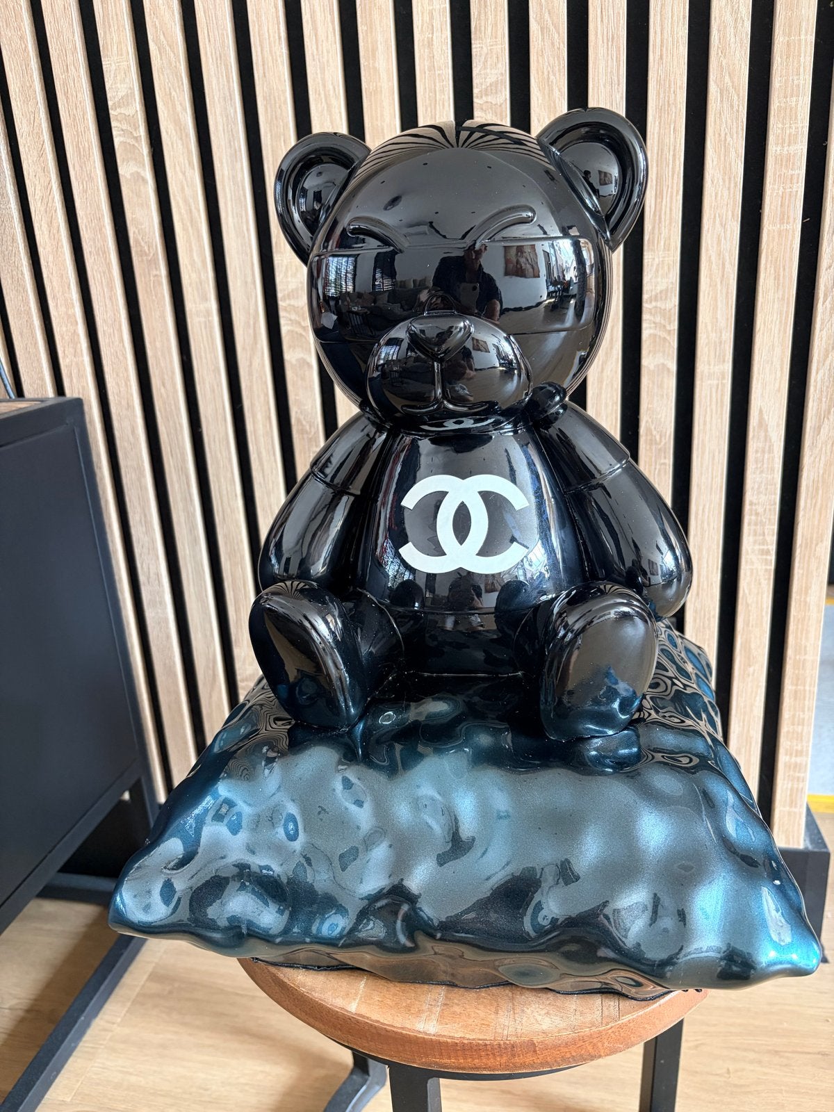 Unieke Beer Sculptuur - Chanel Logo - 40cm - Editie 1/12, Ophalen of Verzenden, Zoogdier, Beeld, 20 - 50 cm