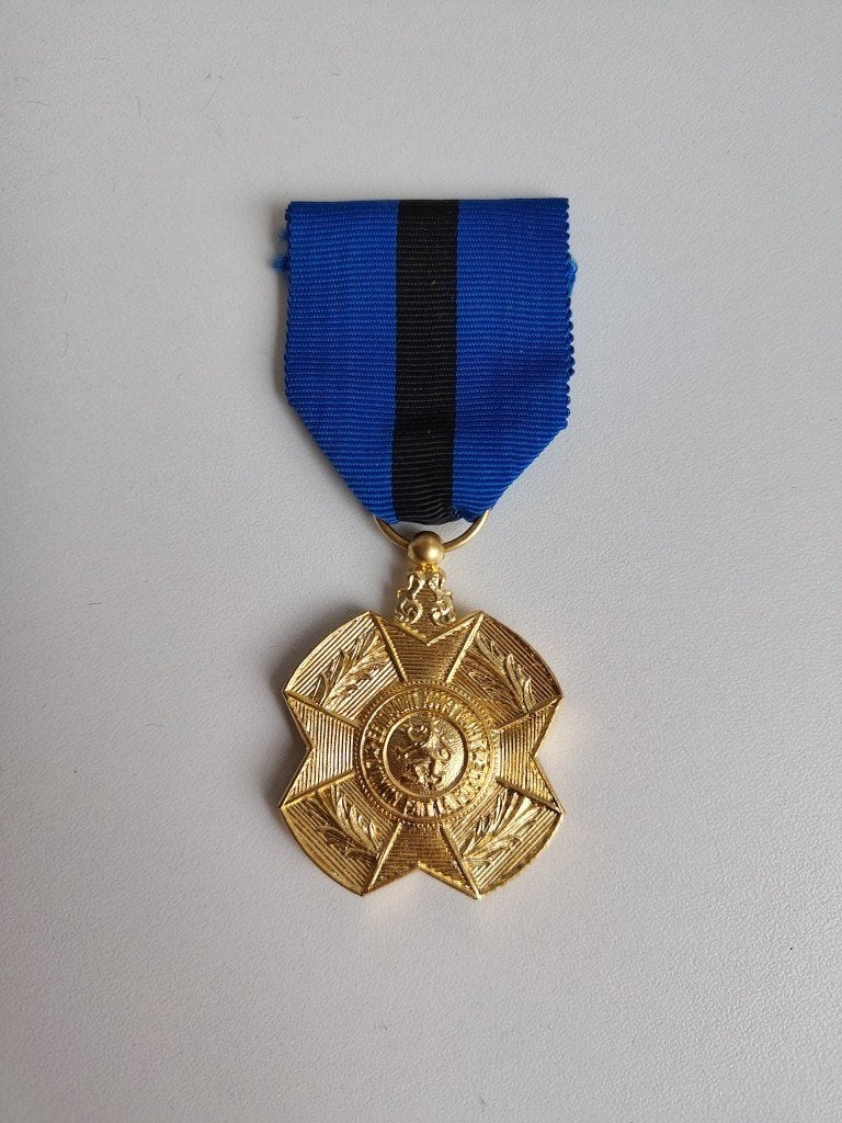 Gouden Medaille Orde Leopold II 1969 + doos en lijst, Postzegels en Munten, Penningen en Medailles, Ophalen of Verzenden, Overige materialen