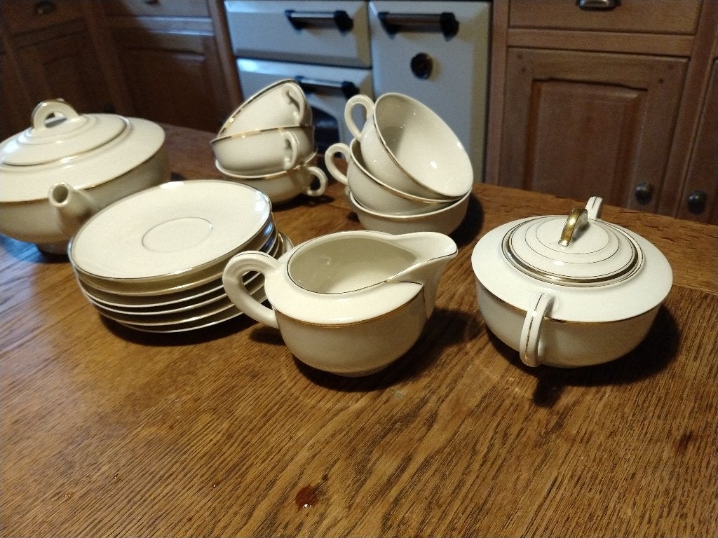 Theeservies beige met gouden randje erg oud. Porzelanfabriek, Huis en Inrichting, Keuken | Servies, Ophalen of Verzenden, Zo goed als nieuw