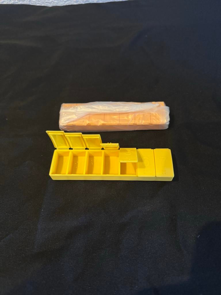 Tupperware pillendoos voor 7 dagen, Ophalen of Verzenden, Zo goed als nieuw, Geel, Overige typen