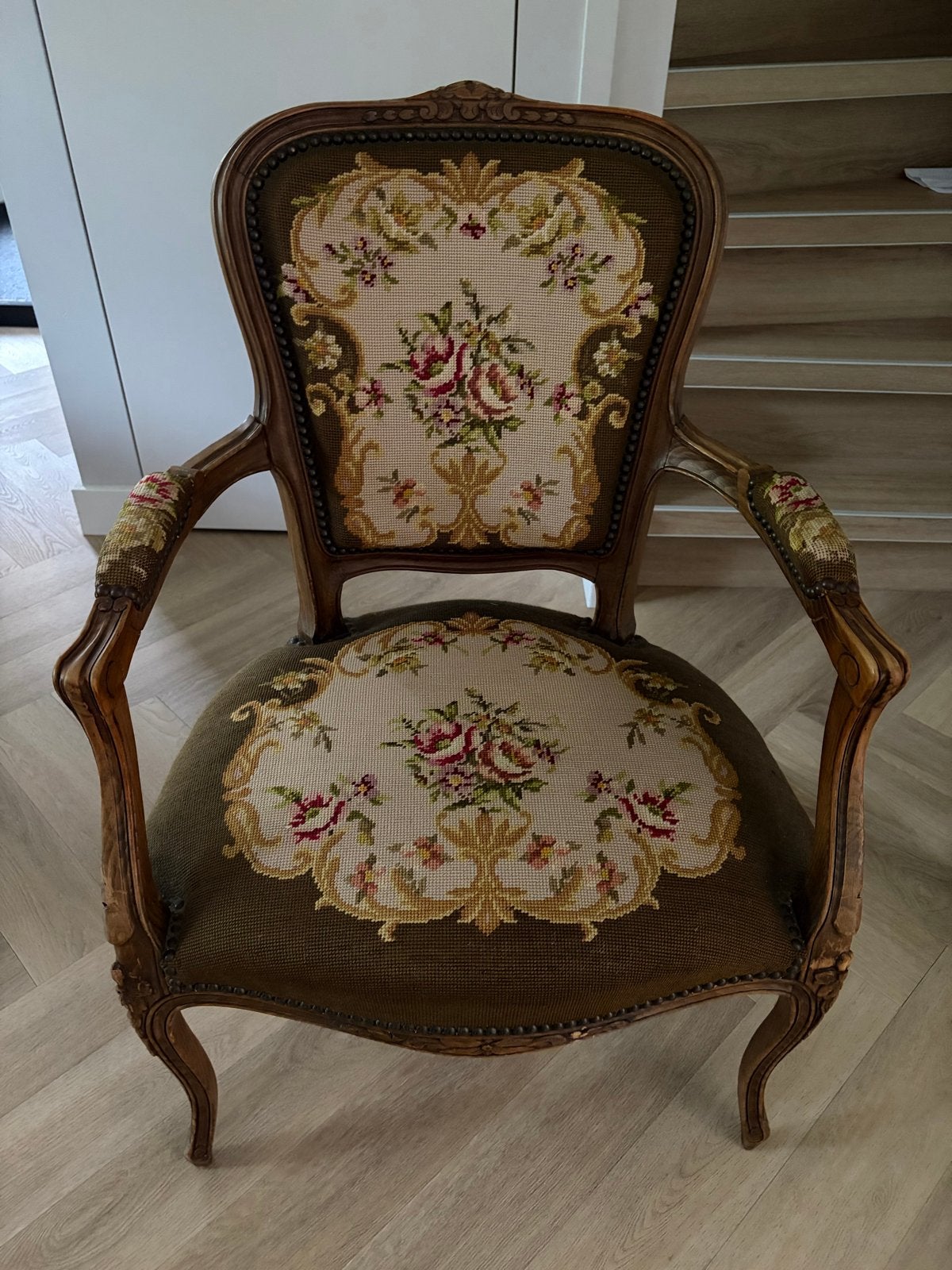 Brocante stoel met geborduurde bloemen - Oud groen/roze/beig, Ophalen