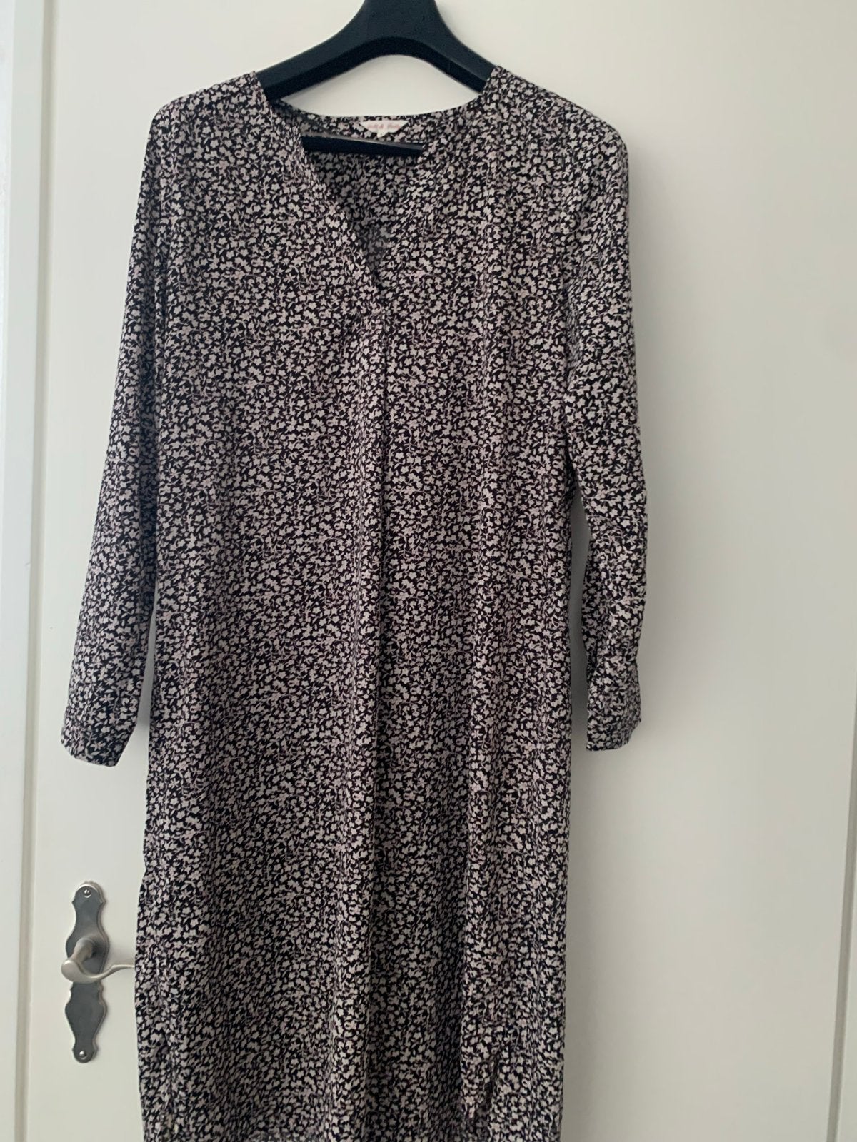 Zwarte jurk met bloemenprint van Follie & Jolie, Kleding | Dames, Zwart, Maat 42/44 (L), Nieuw, Ophalen of Verzenden