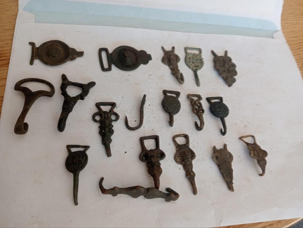 Lot bodemvondsten: kledinghaken uit de Betuwe, Antiek en Kunst, Ophalen of Verzenden