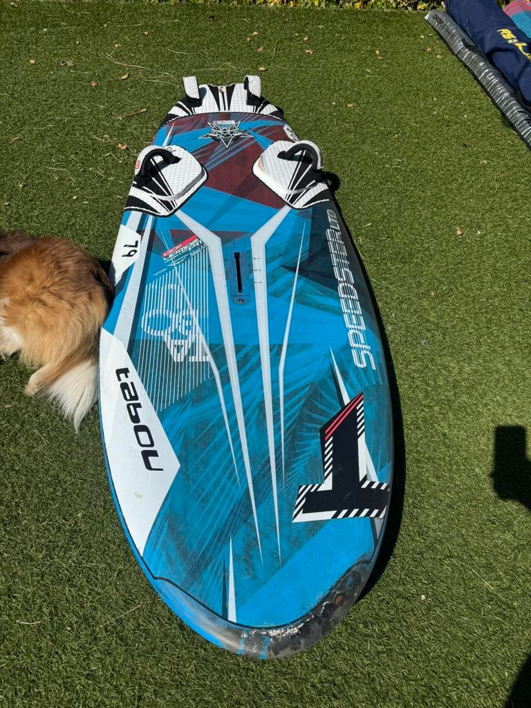 Complete set plank masten en diverse zeilen, Watersport en Boten, Windsurfen, Ophalen, 7 m² of meer, Zo goed als nieuw, Met vin(nen)