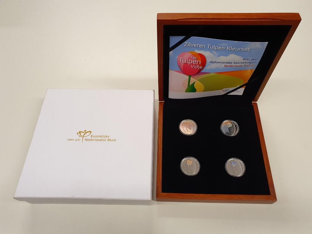 Nederland 2012 Zilveren Tulpen kleurset Gekleurde 5 euro’s, Postzegels en Munten, Munten | Nederland, Koningin Beatrix, Zilver