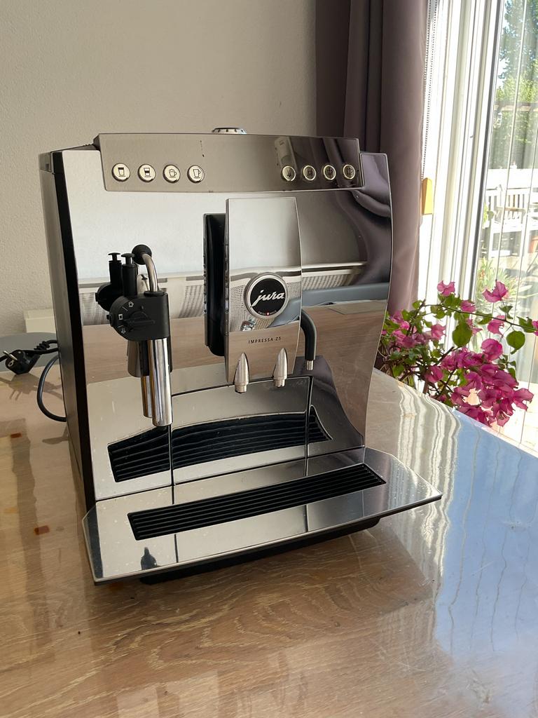 Jura Impressa Z5 chrome generatie 2  + reserve zetgroep, Witgoed en Apparatuur, Koffiezetapparaten, Ophalen, Afneembaar waterreservoir