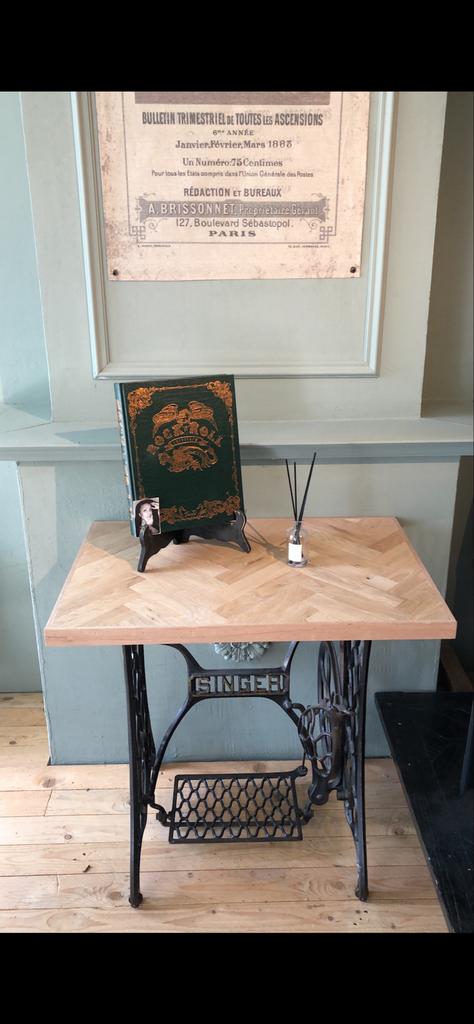 Unieke tafel: Singer onderstel met visgraat blad, Ophalen, Gebruikt, 55 tot 75 cm, 60 cm of meer