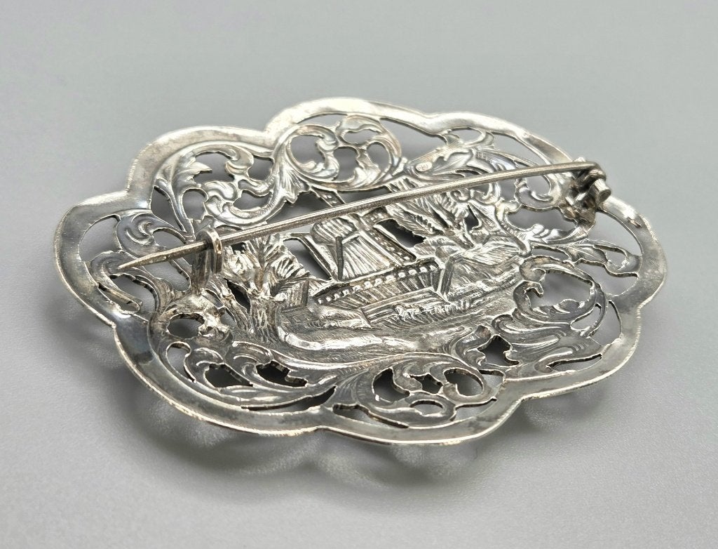 Zilveren broche met landschap en een molen. 2026/546, 4 tot 7 cm, ., Ophalen of Verzenden, Zo goed als nieuw