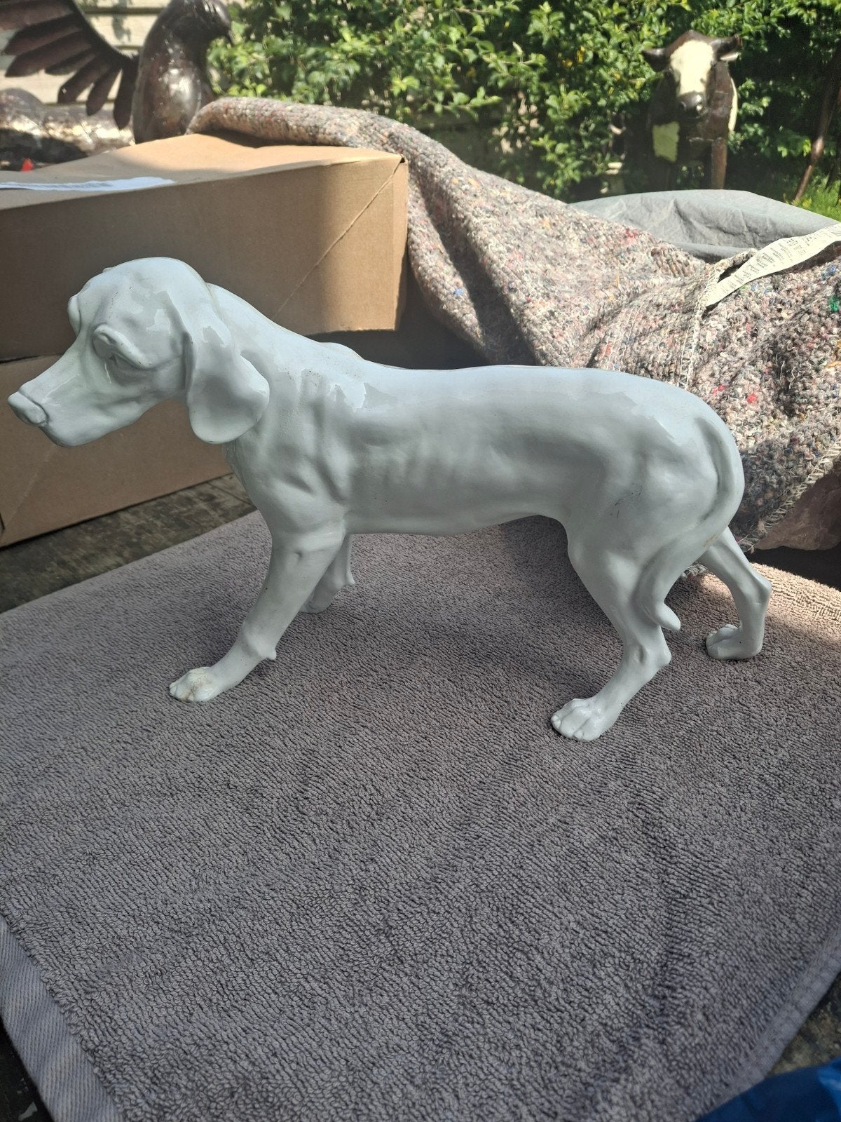 Wit keramisch beeld van een hond, Geglazuurd, Ophalen of Verzenden, Zoogdier, 20 - 50 cm