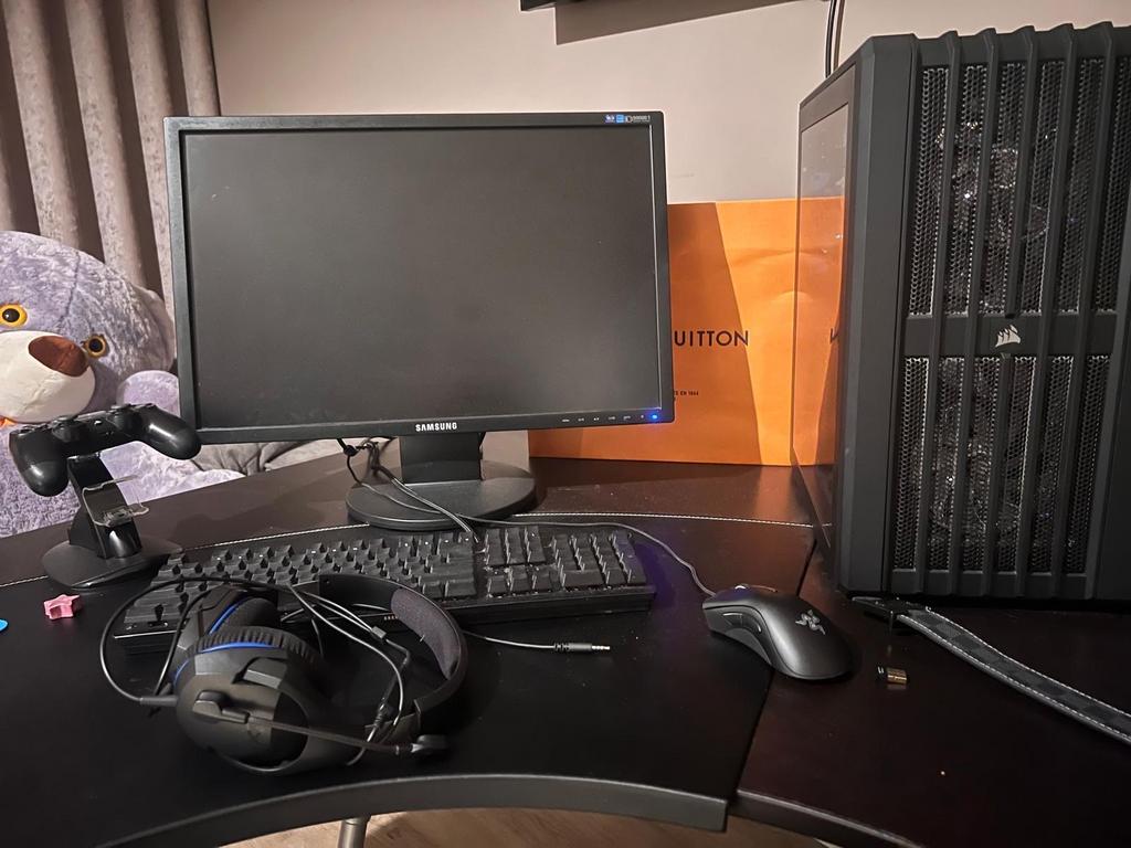 Gaming PC met Controller, Muis, toetsenbord en koptelefoon, Computers en Software, Desktop Pc's, Ophalen, Met monitor, Zo goed als nieuw