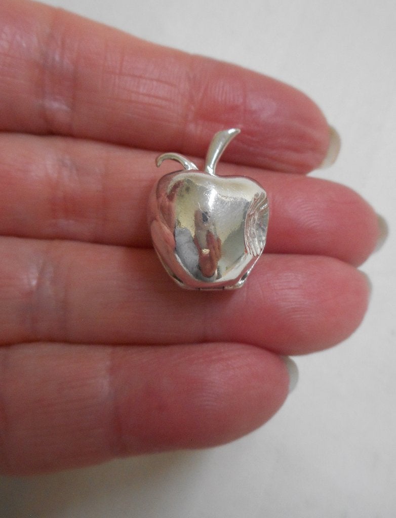 Zilveren vintage hanger appel kan open met tekst nr.1135, Overige voorstellingen, Verzenden, Zo goed als nieuw, Zilver